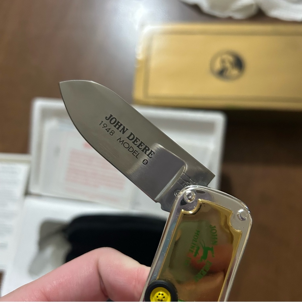 Collectible John Deere B Tractor Knife New - Picture 2 of 7